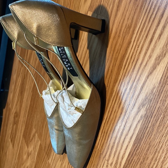 Stuart Weitzman Gold Closed Toe Heel - Picture 5 of 6